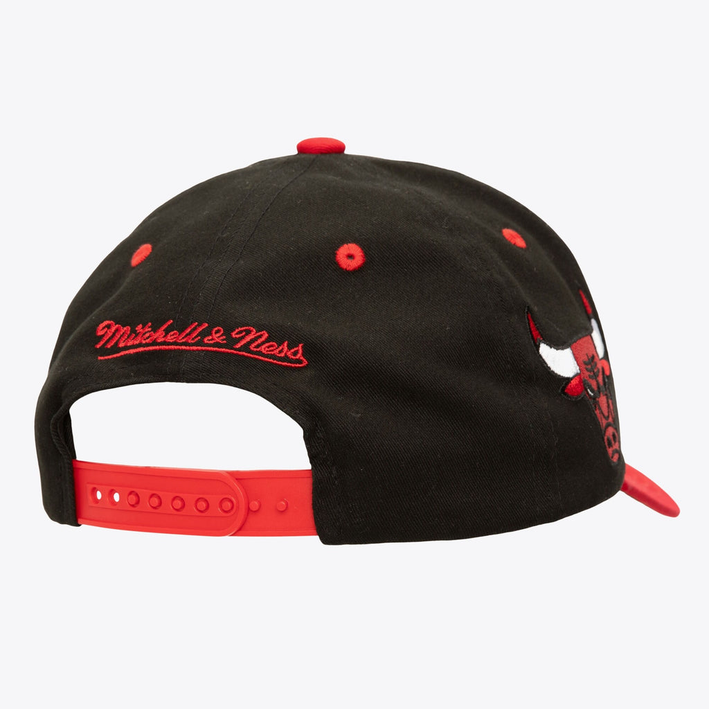 MENS MITCHELL & NESS NBA BLOCK SWEEP PRO SNAPBACK BULLS