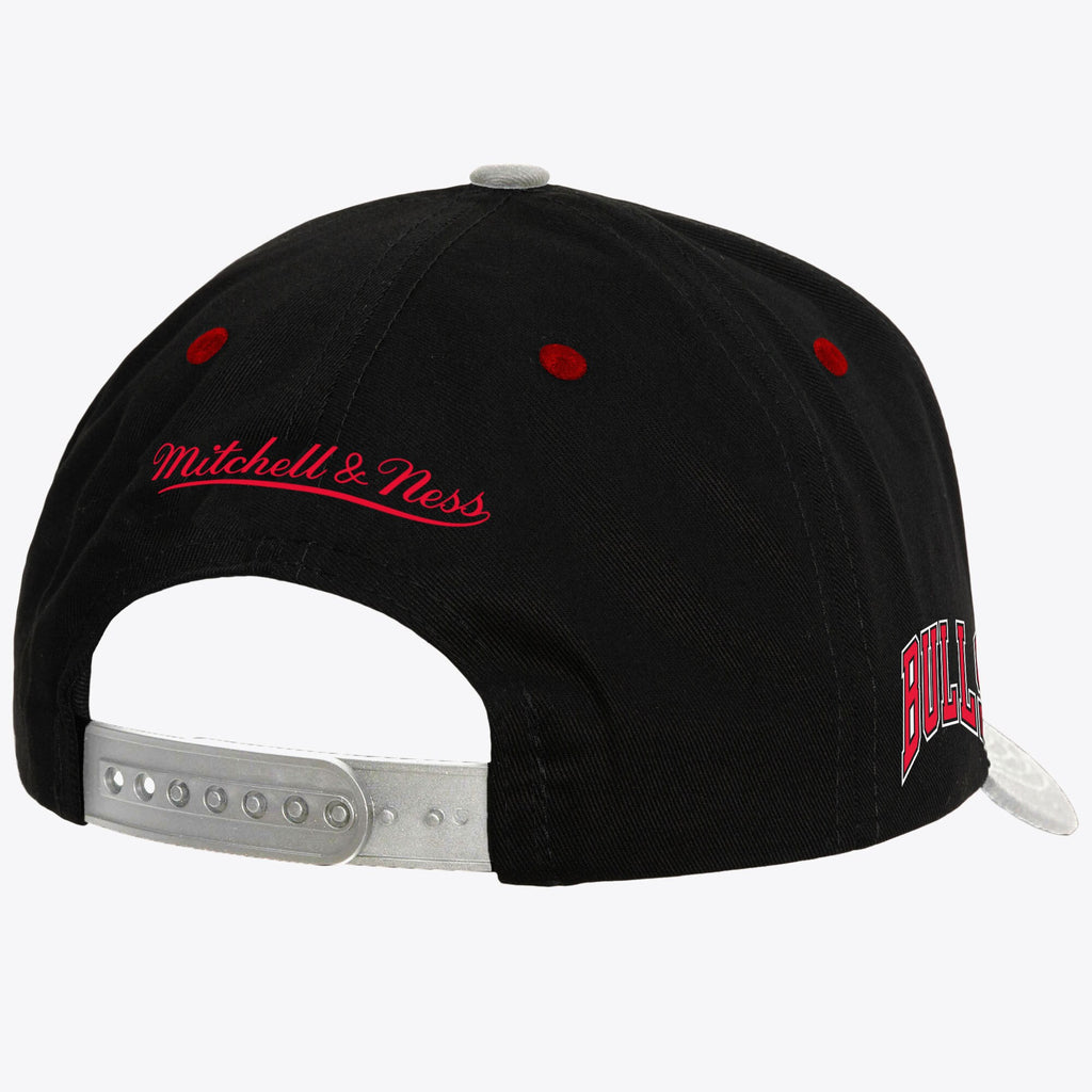 MENS MITCHELL & NESS NBA BRED PRO SNAPBACK BULLS - BLACK