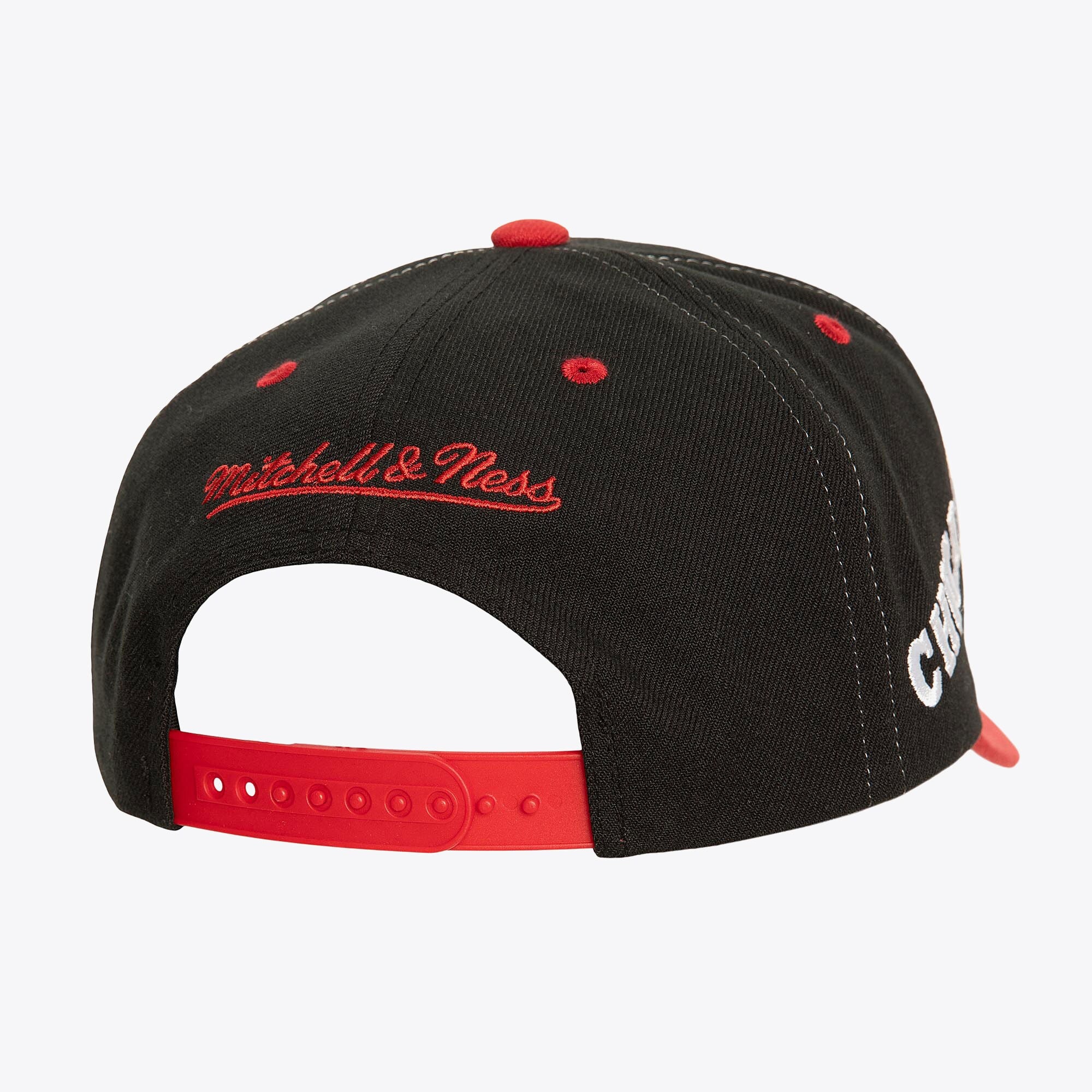 MENS MITCHELL & NESS NBA OVERBITE PRO SNAPBACK BULLS - BLACK