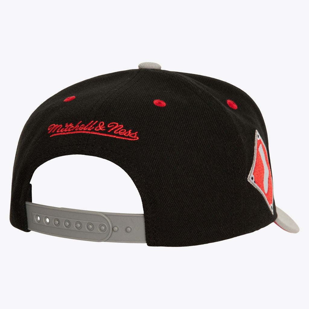 MENS MITCHELL & NESS MLB BRED PRO SNAPBACK WHITE SOX - BLACK