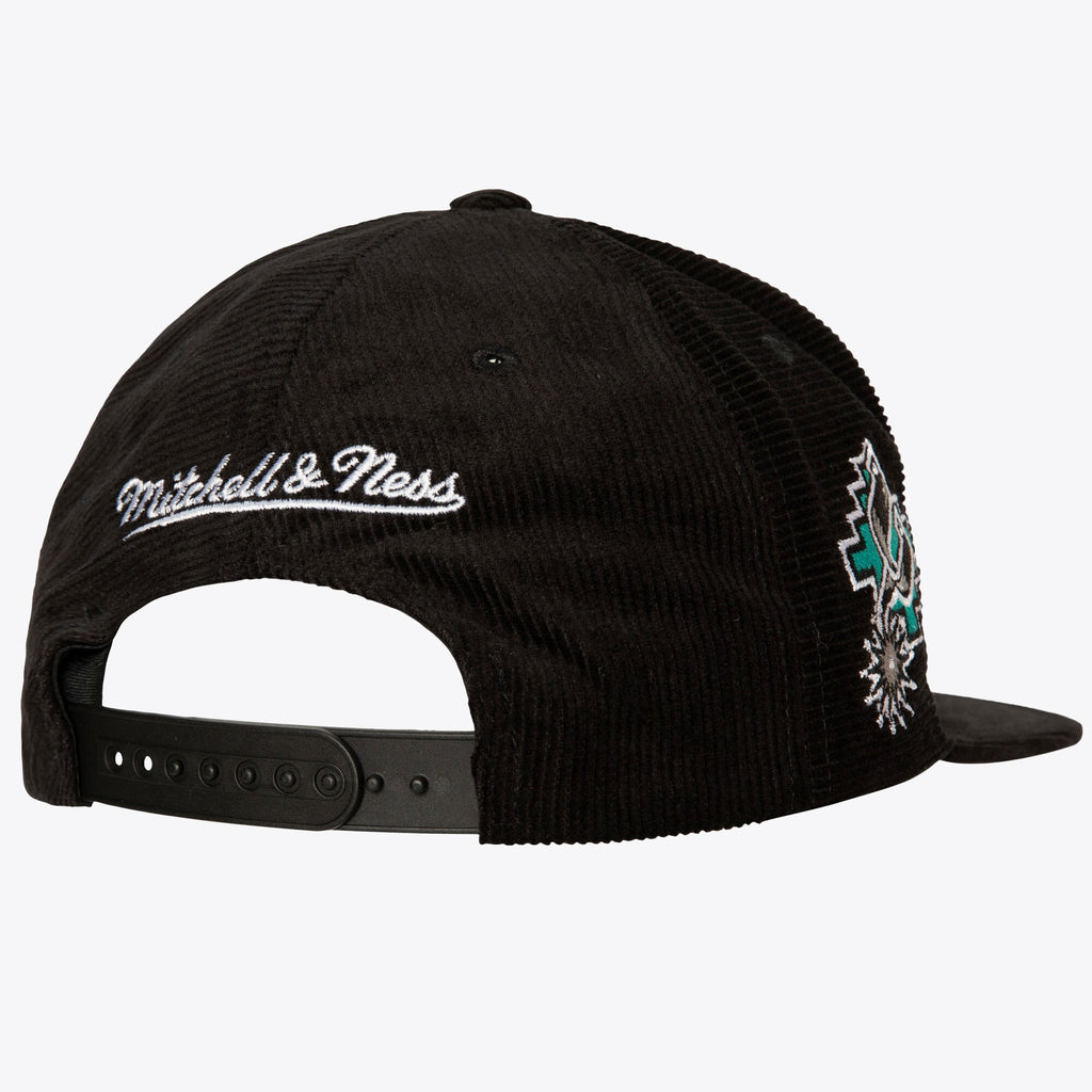 MENS MITCHELL & NESS NBA ALL DIRECTIONS SNAPBACK HWC SPURS - BLACK
