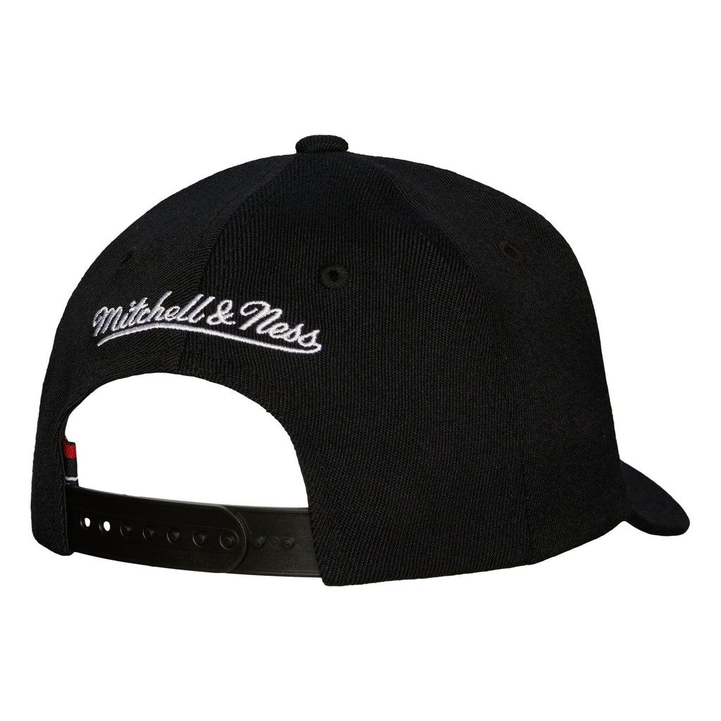 MENS MITCHELL & NESS NBA TEAM SCRIPT 2.0 STRETCH SNAPBACK HORNETS - BLACK