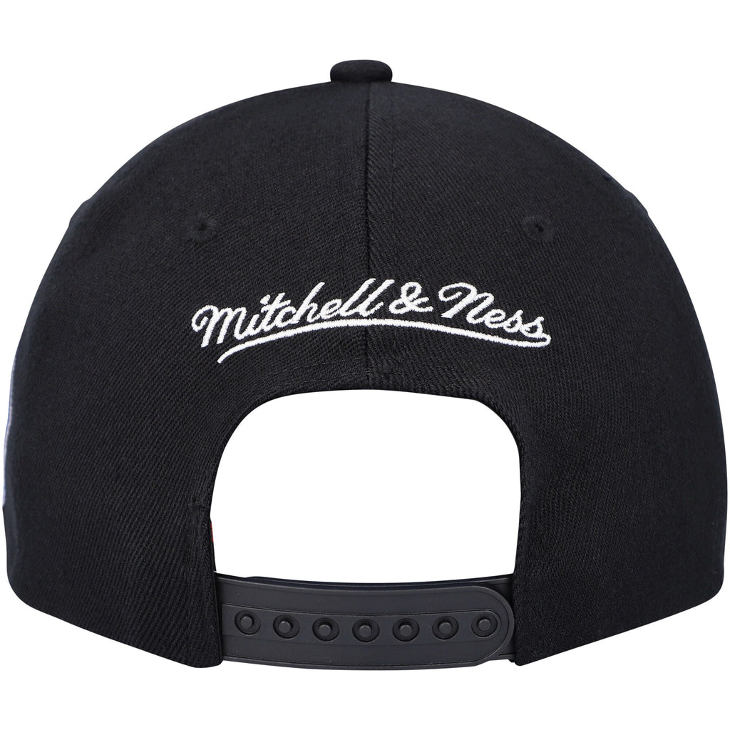 Mens Mitchell & Ness NBA TEAM SCRIPT 2.0 STRETCH SNAPBACK PISTONS