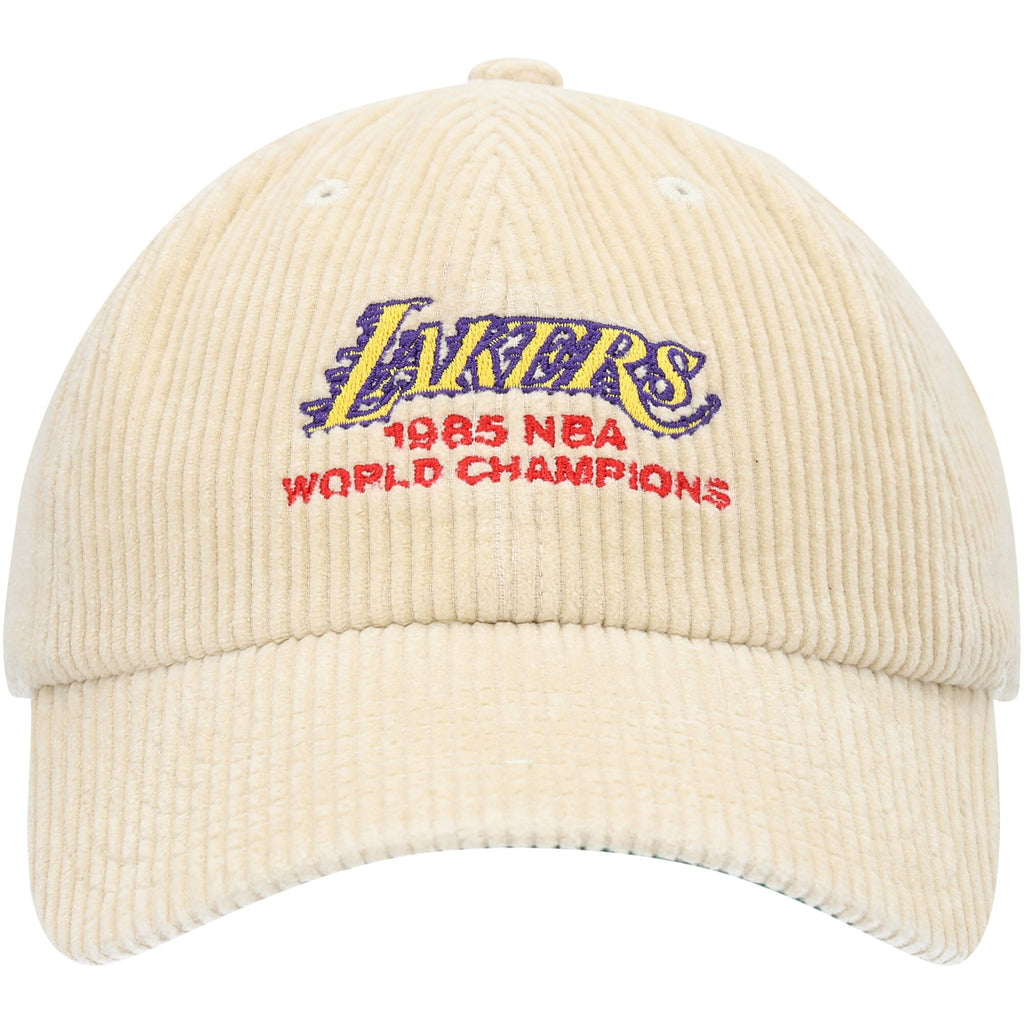 MENS MITCHELL & NESS NBA 1985 WORLD CHAMPS DAD STRAPBACK HWC LAKERS - KHAKI