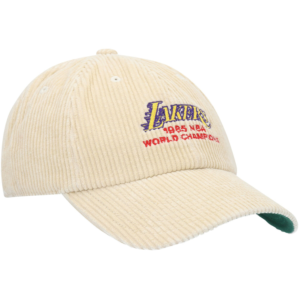 MENS MITCHELL & NESS NBA 1985 WORLD CHAMPS DAD STRAPBACK HWC LAKERS - KHAKI