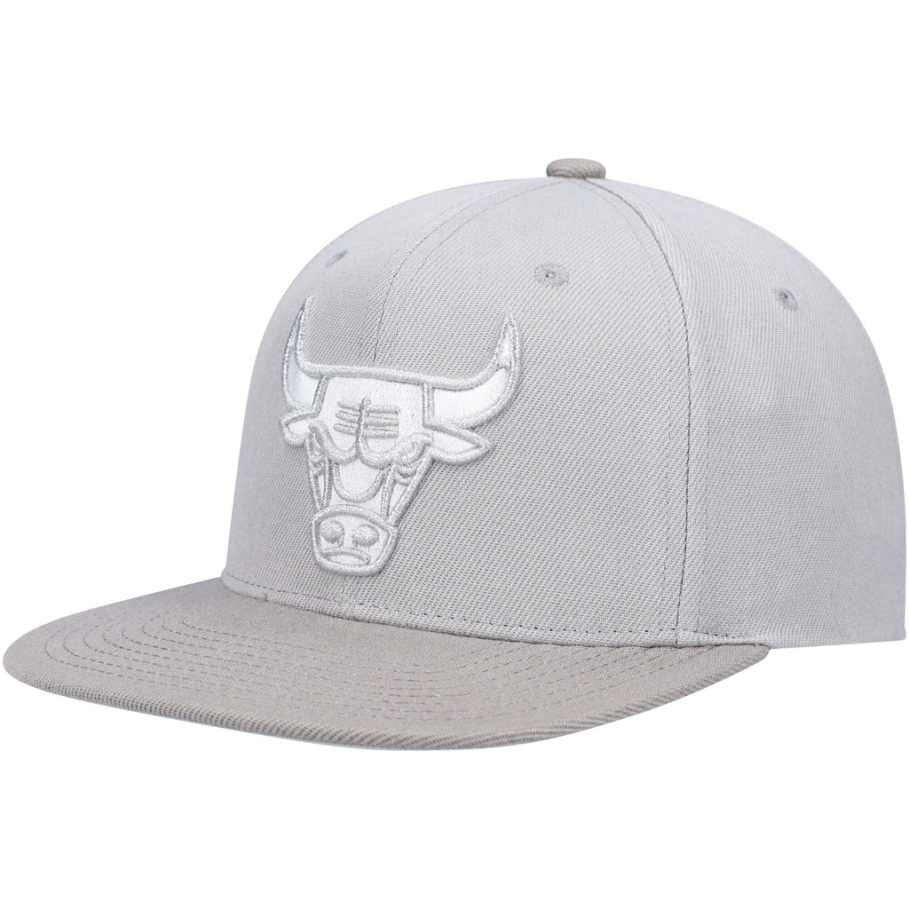 MENS MITCHELL & NESS NBA METALLIC GRAY SNAPBACK BULLS - GREY