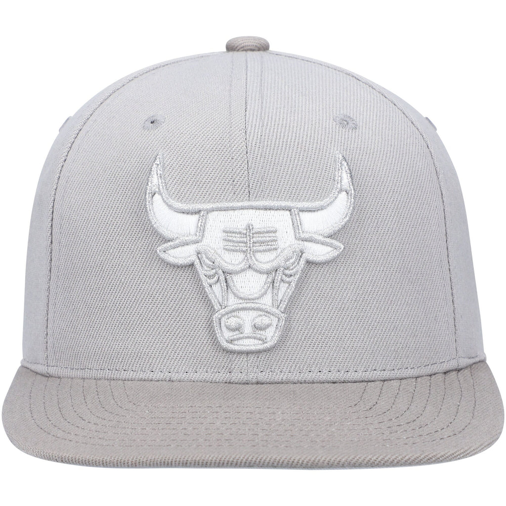 MENS MITCHELL & NESS NBA METALLIC GRAY SNAPBACK BULLS - GREY