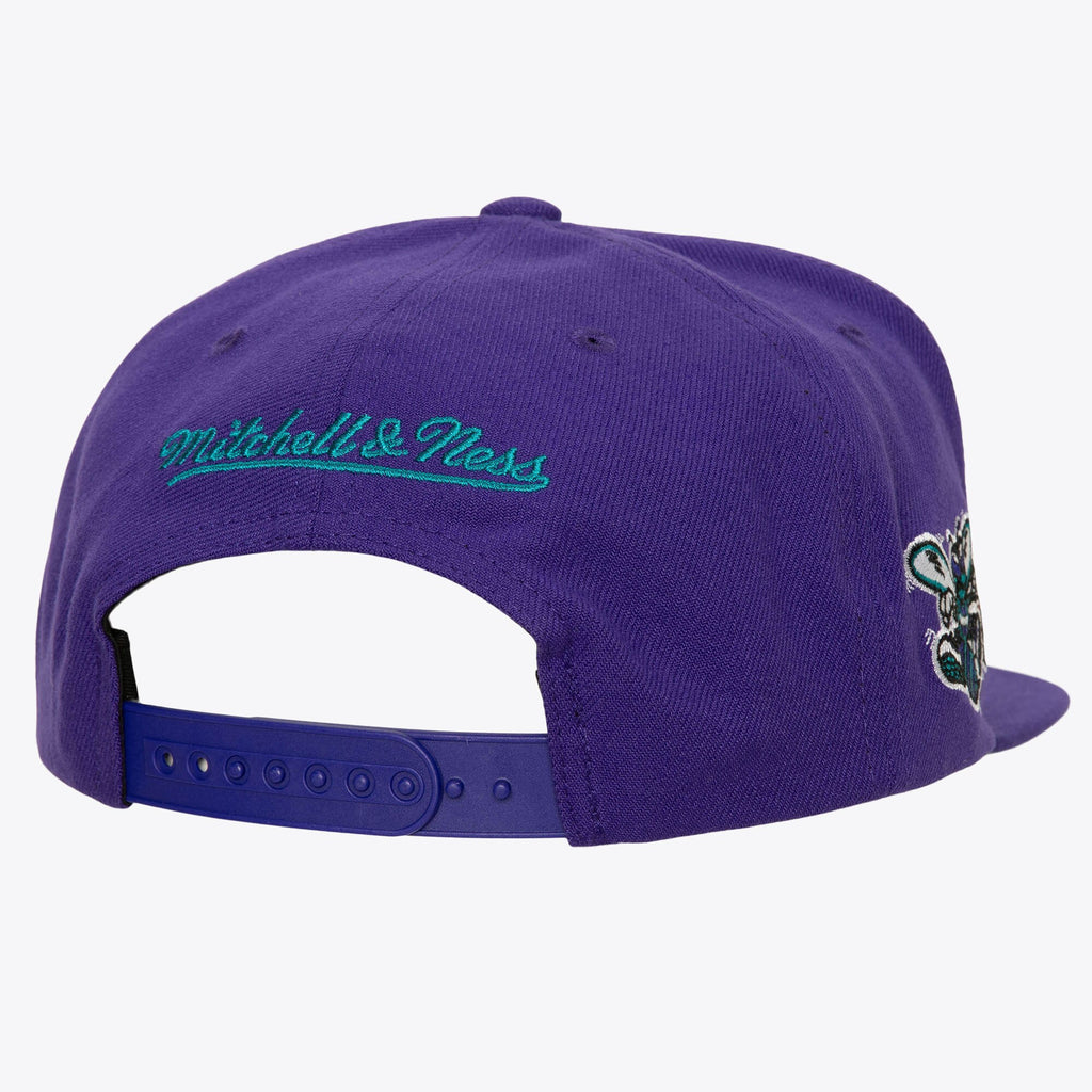 MENS MITCHELL & NESS NBA RETRO SPORT SNAPBACK HWC HORNETS - PURPLE