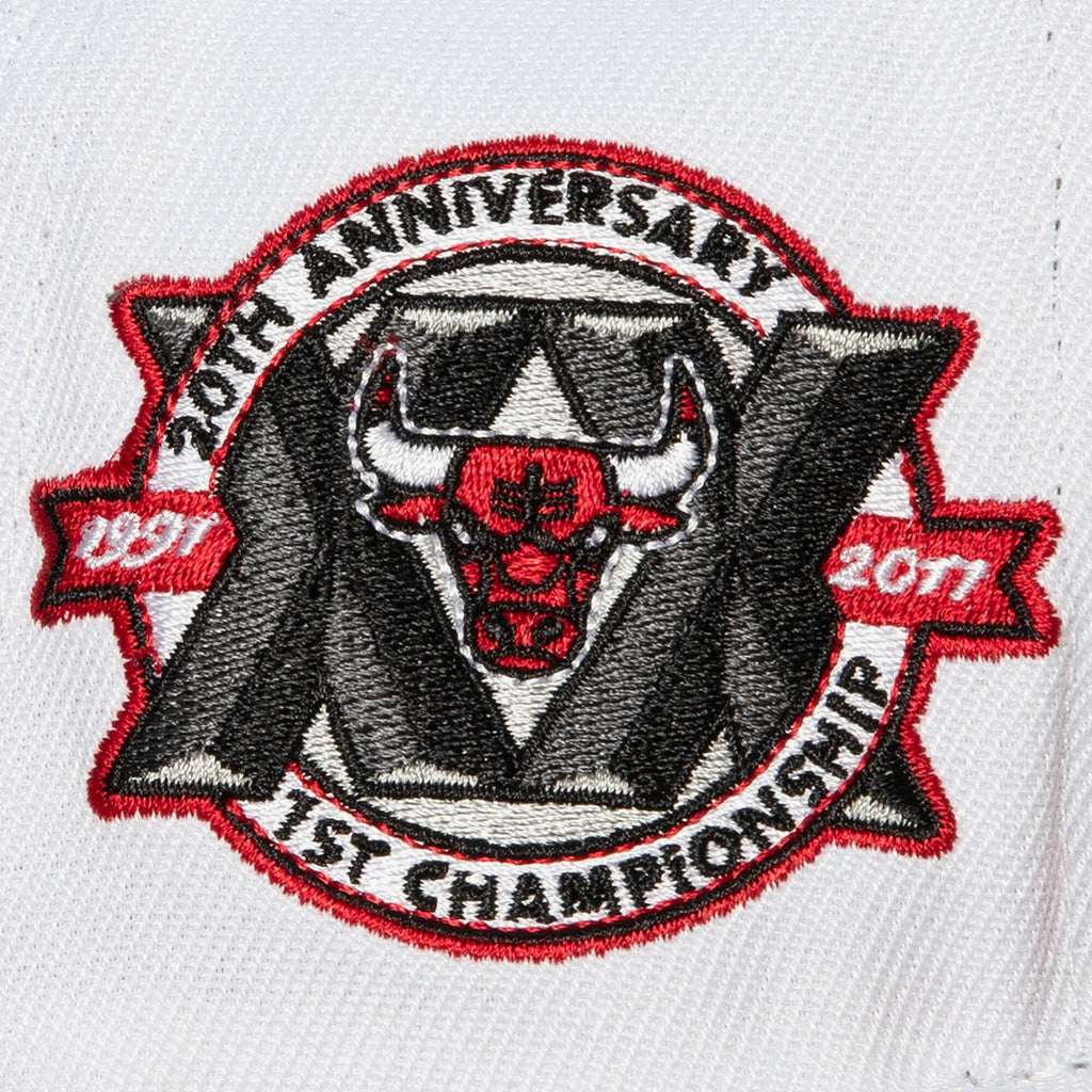 MENS MITCHELL & NESS NBA TOSS UP SNAPBACK BULLS - WHITE
