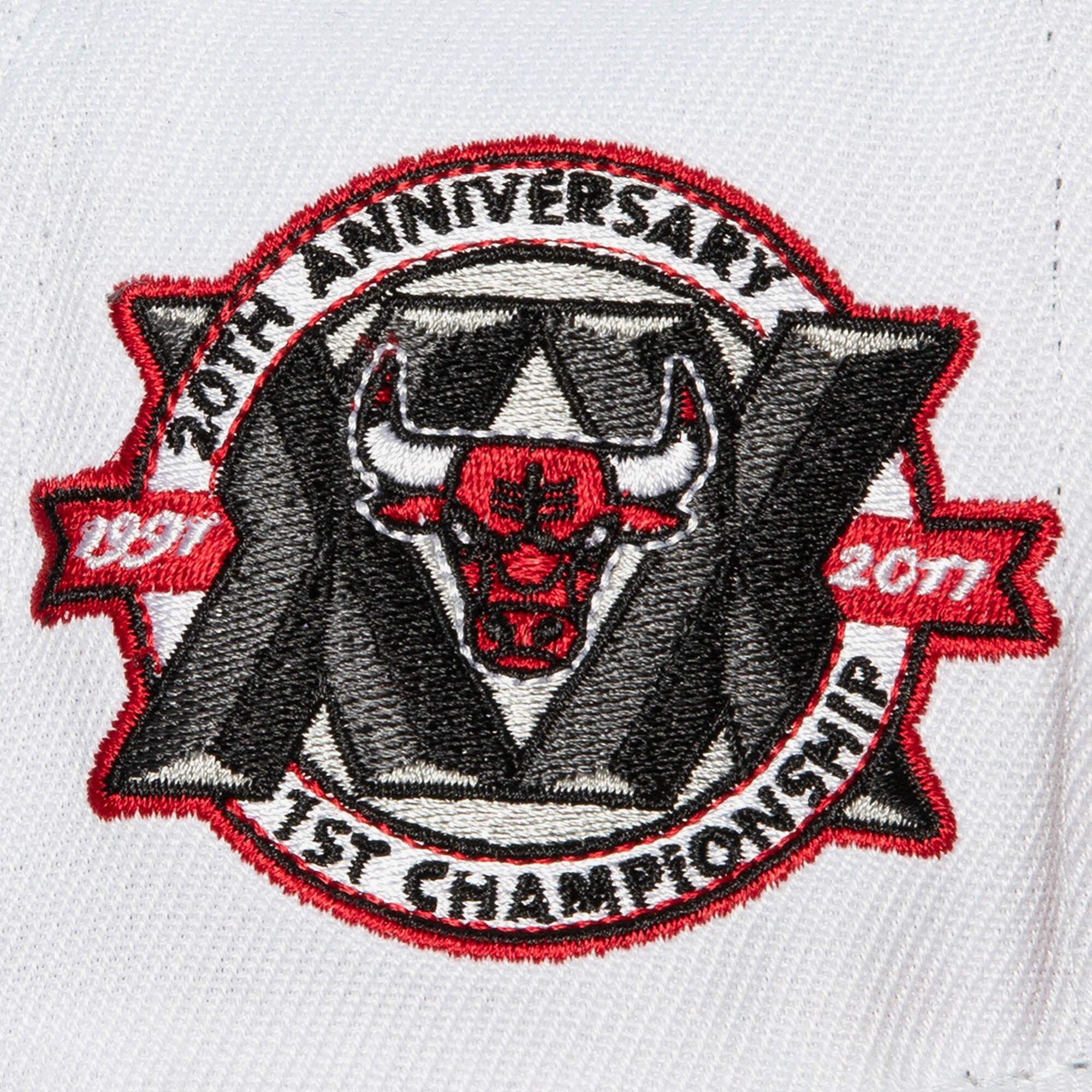 MENS MITCHELL & NESS NBA TOSS UP SNAPBACK BULLS - WHITE