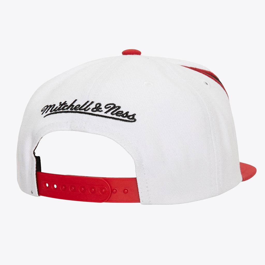 MENS MITCHELL & NESS NBA WAVERUNNER SNAPBACK BULLS - WHITE
