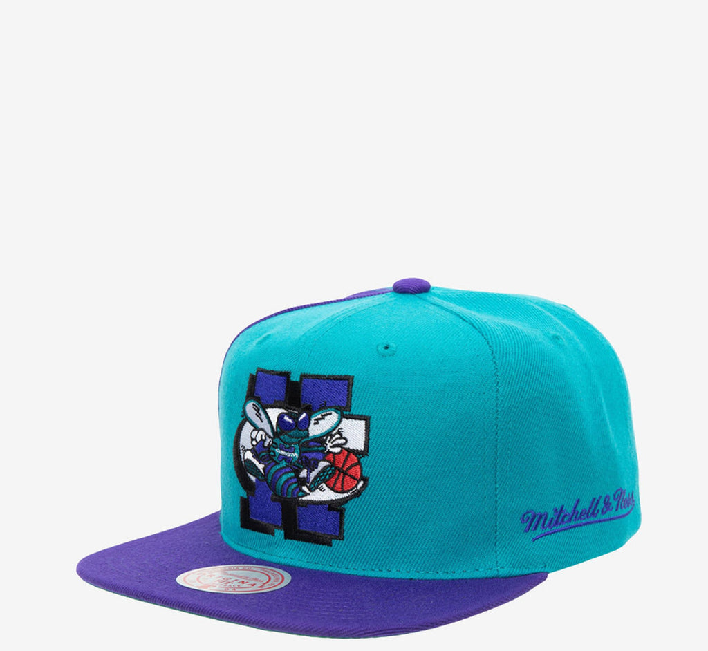 MENS MITCHELL & NESS NBA REAR SCRIPT DEADSTOCK SNAPBACK HORNETS - TEAL-PURPLE
