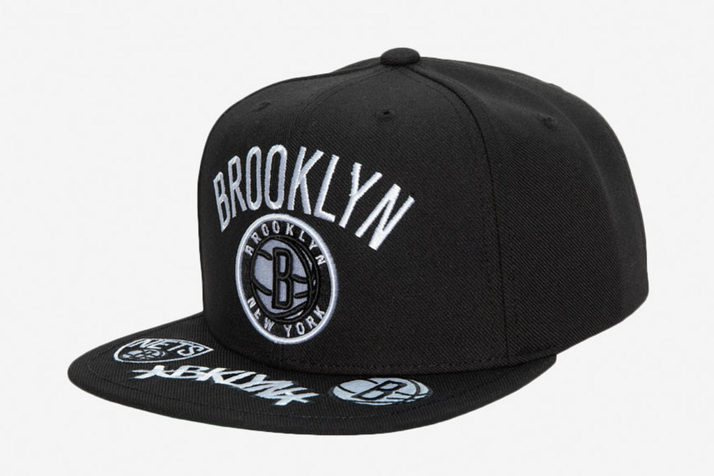 MENS MITCHELL & NESS NBA FRONT LOADED SNAPBACK NBA NETS - BLACK