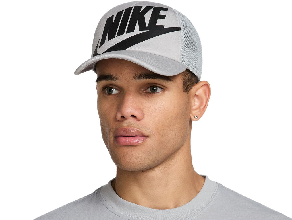 [HV8699-077] UNISEX NIKE RISE CAP OVERSIZED FUTURA TRUCKER