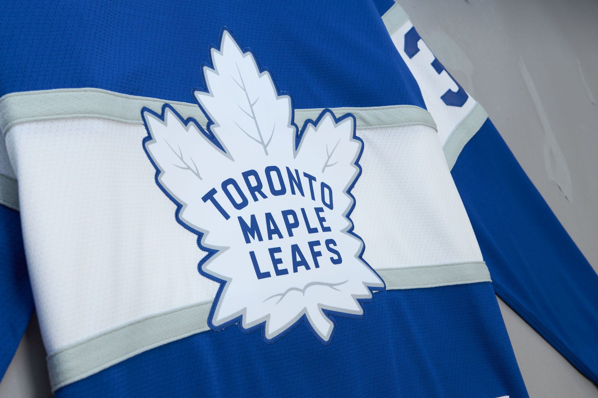 Mens Mitchell & Ness NHL CENTENNIAL CLASSIC JERSEY MAPLE LEAFS 2017 AUSTON MATTHEWS