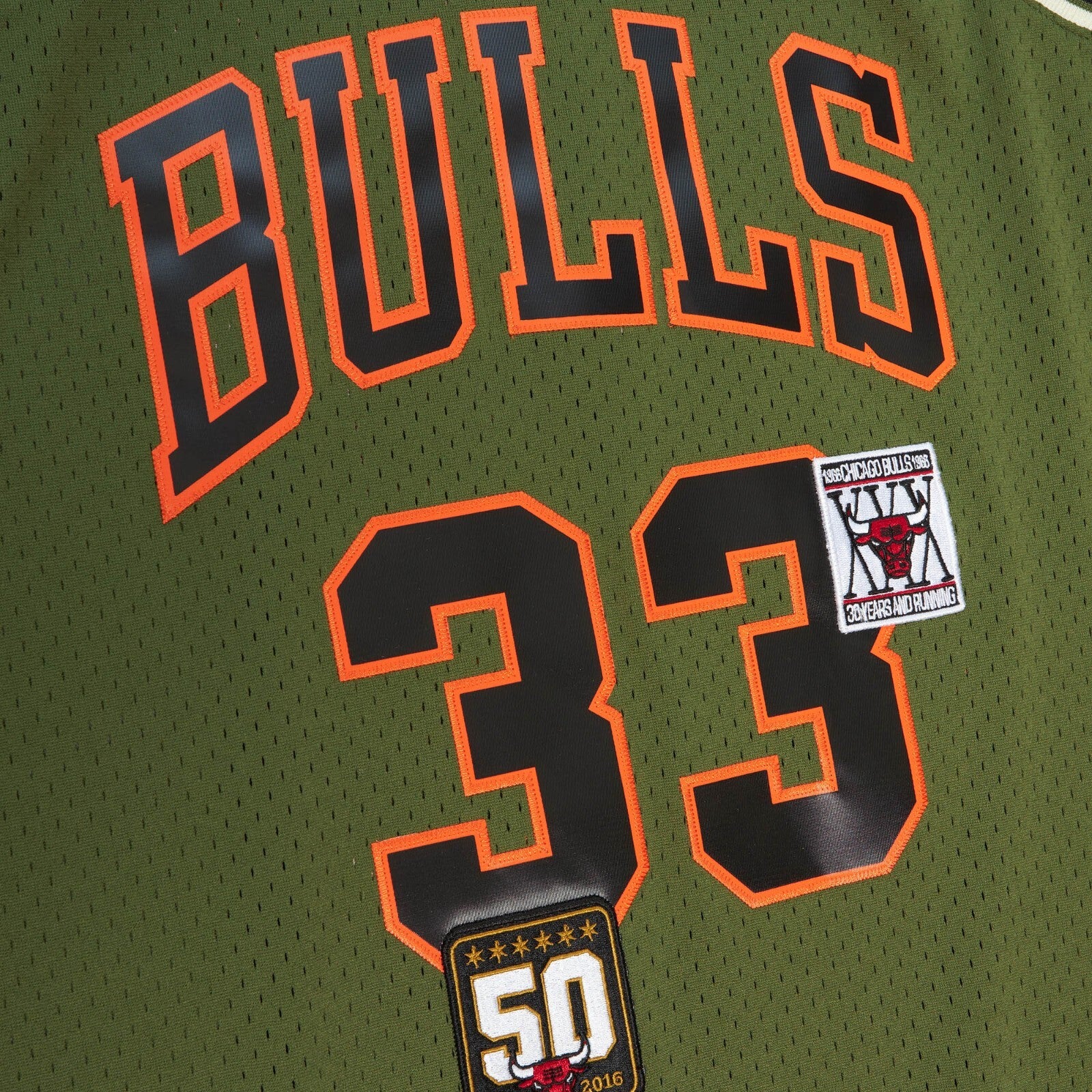 MENS MITCHELL & NESS FLIGHT SWINGMAN JERSEY BULLS 1997 SCOTTIE PIPPEN