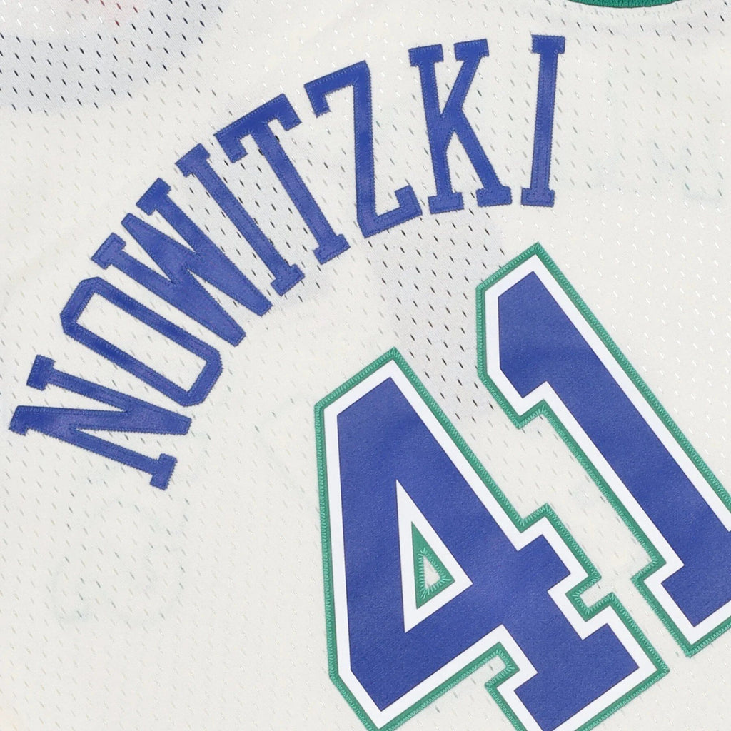 MENS MITCHELL & NESS CREAM SWINGMAN JERSEY MAVERICKS 1998 DIRK NOWITZKI