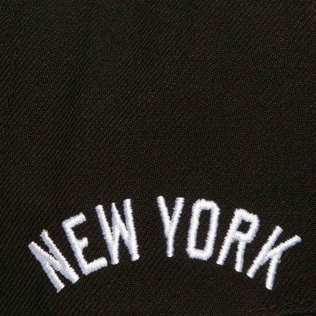 Mens Mitchell & Ness MLB EVERGREEN BLACK WHITE SNAPBACK YANKEES