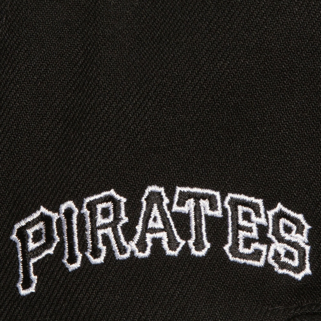 [HS8544-PPIBLCK] MENS MITCHELL & NESS MLB EVERGREEN BLACK WHITE SNAPBACK PIRATES