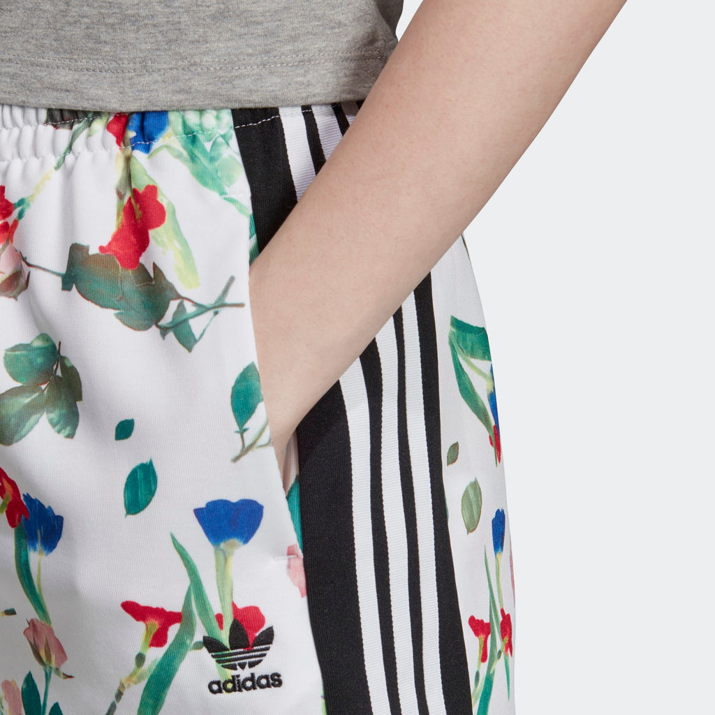 [ED4761] Womens Adidas Originals Allover Print Shorts