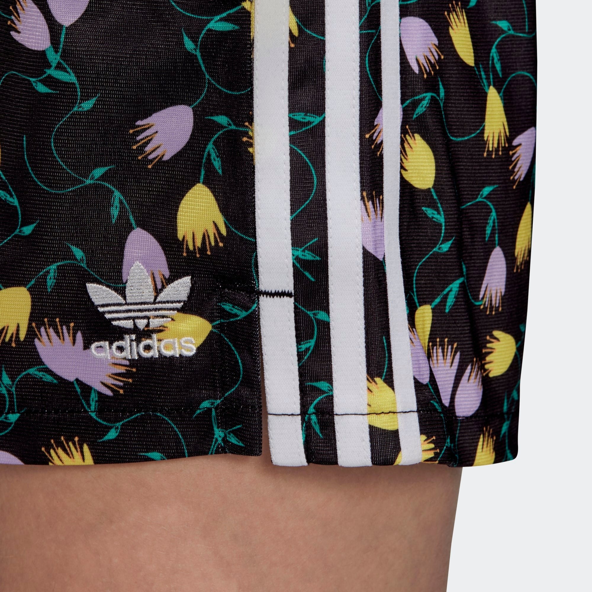 [FL4111] Womens Adidas Originals Allover Print Shorts