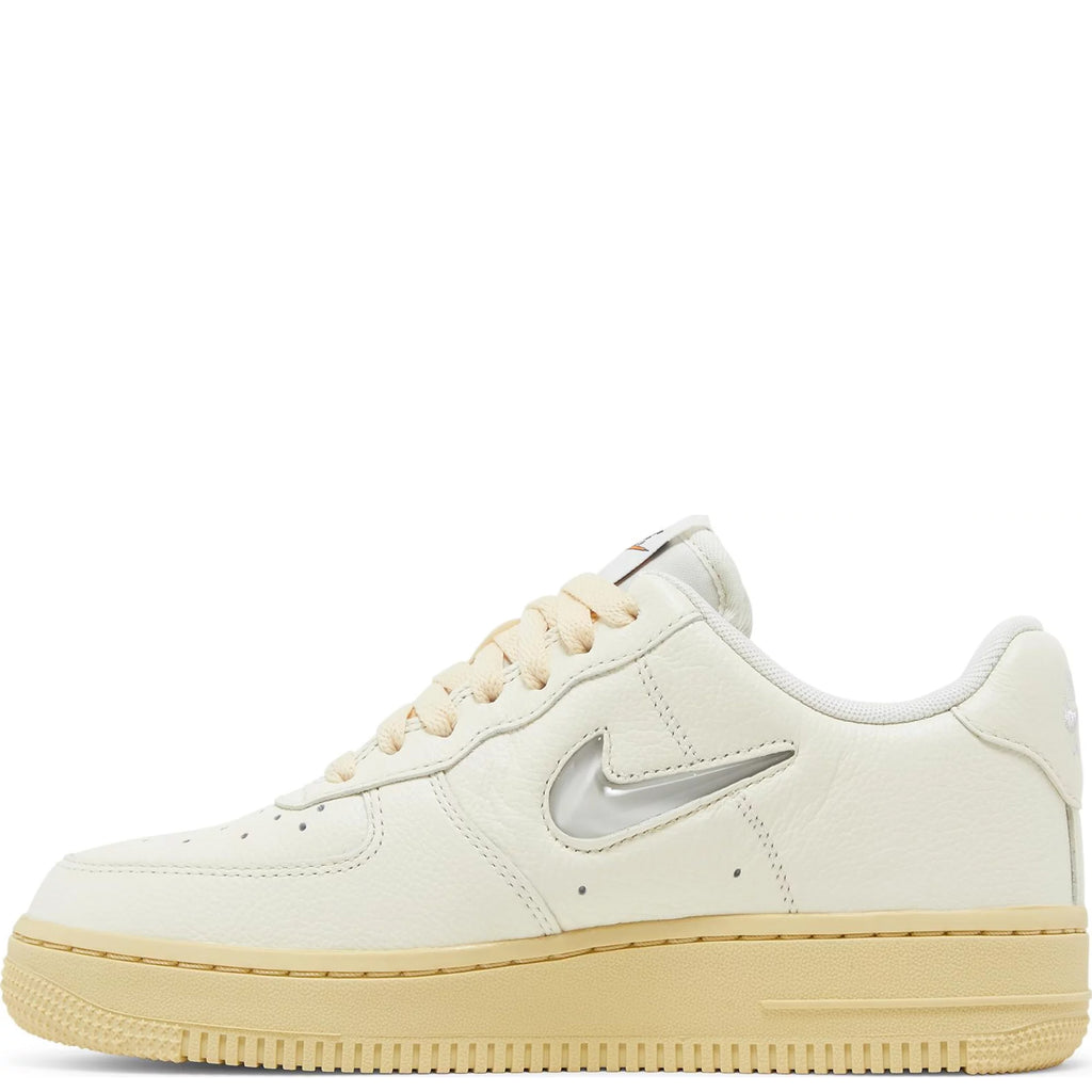[DO9456-100] Womens Nike Air Force 1 Low '07 LX