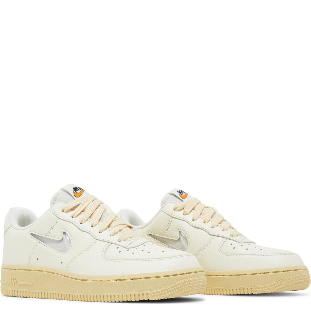 [DO9456-100] Womens Nike Air Force 1 Low '07 LX