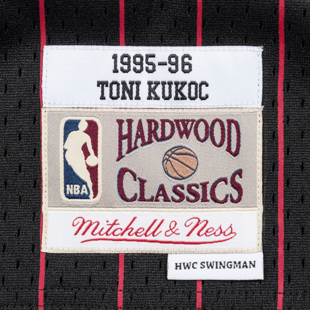 Mens Mitchell & Ness NBA Swingman Jersey Bulls 95-96 Toni Kukoc