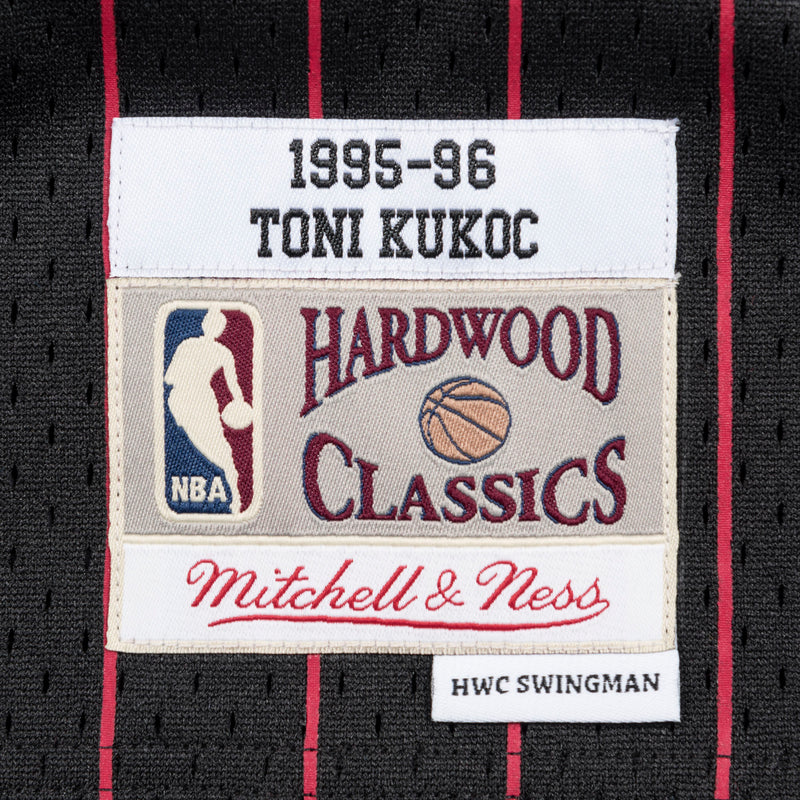 Mens Mitchell & Ness NBA Swingman Jersey Bulls 95-96 Toni Kukoc
