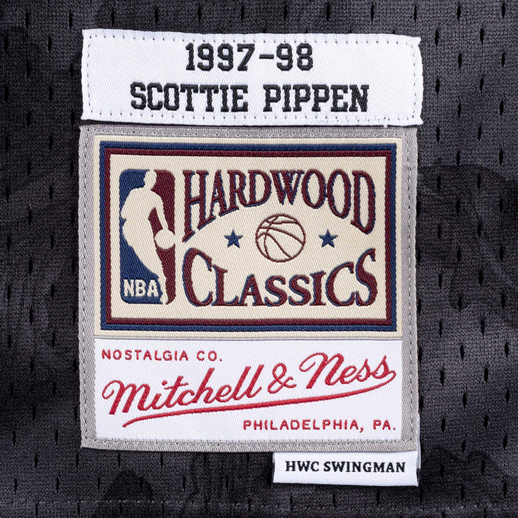 Mens Mitchell & Ness NBA Gold Toile Swingman Jersey 1997 Chicago Bulls Pippen