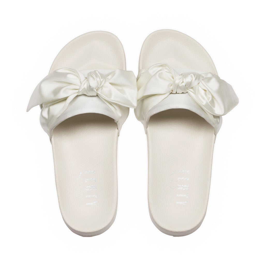 [365774-02] Womens Fenty Bow Slide