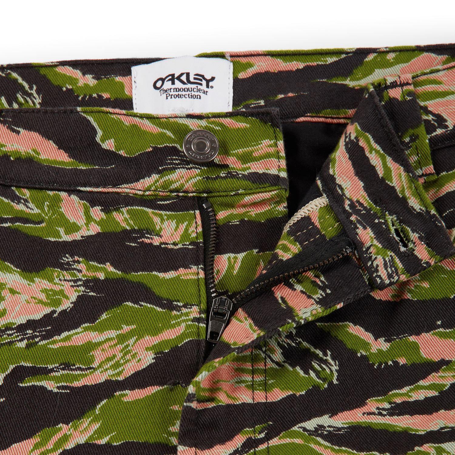 [422622-98T] Mens Oakley Tiger Camo Cargo Pant TNP - sneakAR